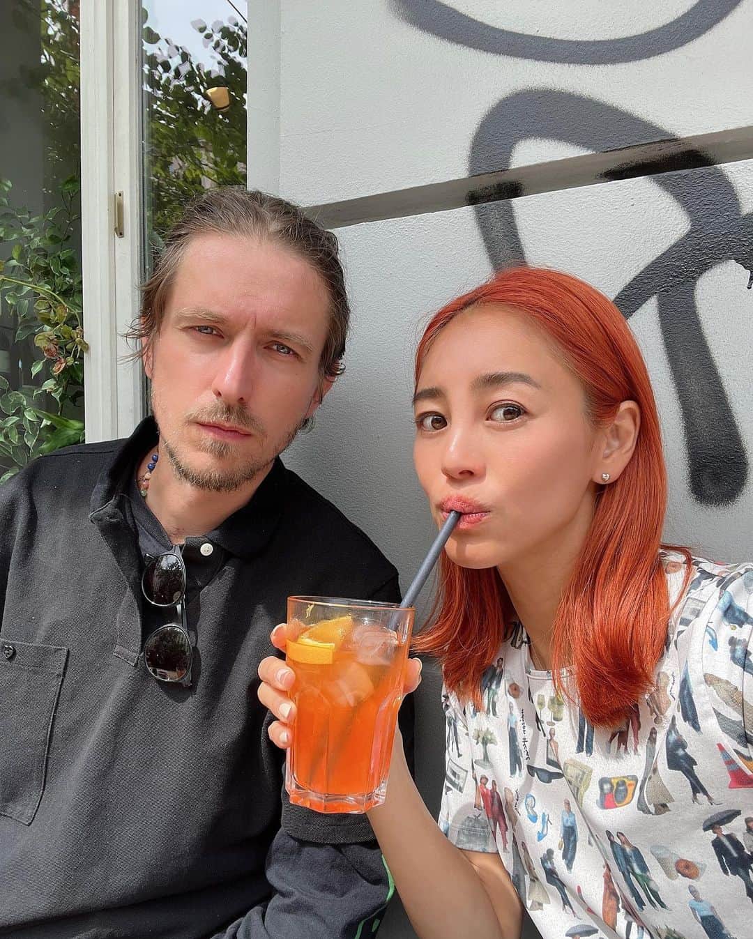 大桑マイミのインスタグラム：「夏休み😊4年振りのberlinにいます。 こちらで誕生日🎂を迎えました。 43歳💦✨しびれる。 無事にまた一歳を歳を重ねることができて幸せです。  これからも🩵色々頑張ります。 素敵な家族、友人達、皆様のおかげで今があります。 本当にいつもありがとう🙏  berlinの夏は実は初めて💡いつも冬。 日本🇯🇵夏☀️の感覚で　湿気がないぐらいでしょ？な気持ちと装いで来たら、全然、涼しいを超えて結構寒い。しかし、日が沈むのは21時、22時❗️ 明るい時間が長くて嬉しい。　 着いて早々温度調整が上手くできず　風邪🤧ひいてしまったけど、それも　デトックスということで乗り切りようやく復活！☝️時差ぼけからも解放されました。  久しぶりのヨーロッパ🩵 Aperol Spritz で乾杯🥂 43歳のスタート」