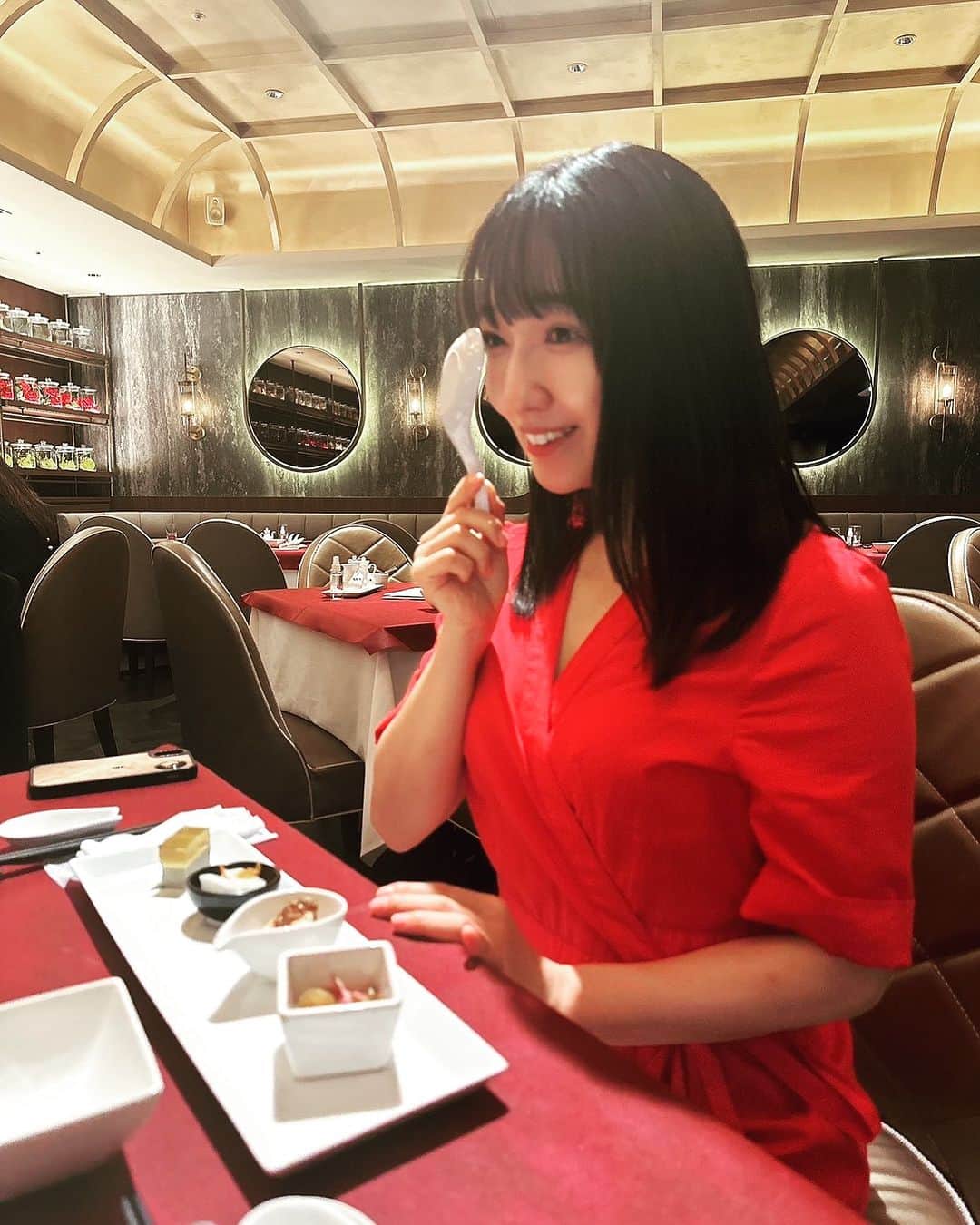 七瀬りりこのインスタグラム：「一見、真面目そうな写真に見えて やっぱりふざけちゃっている写真  #赤いワンピースのふざけた女」