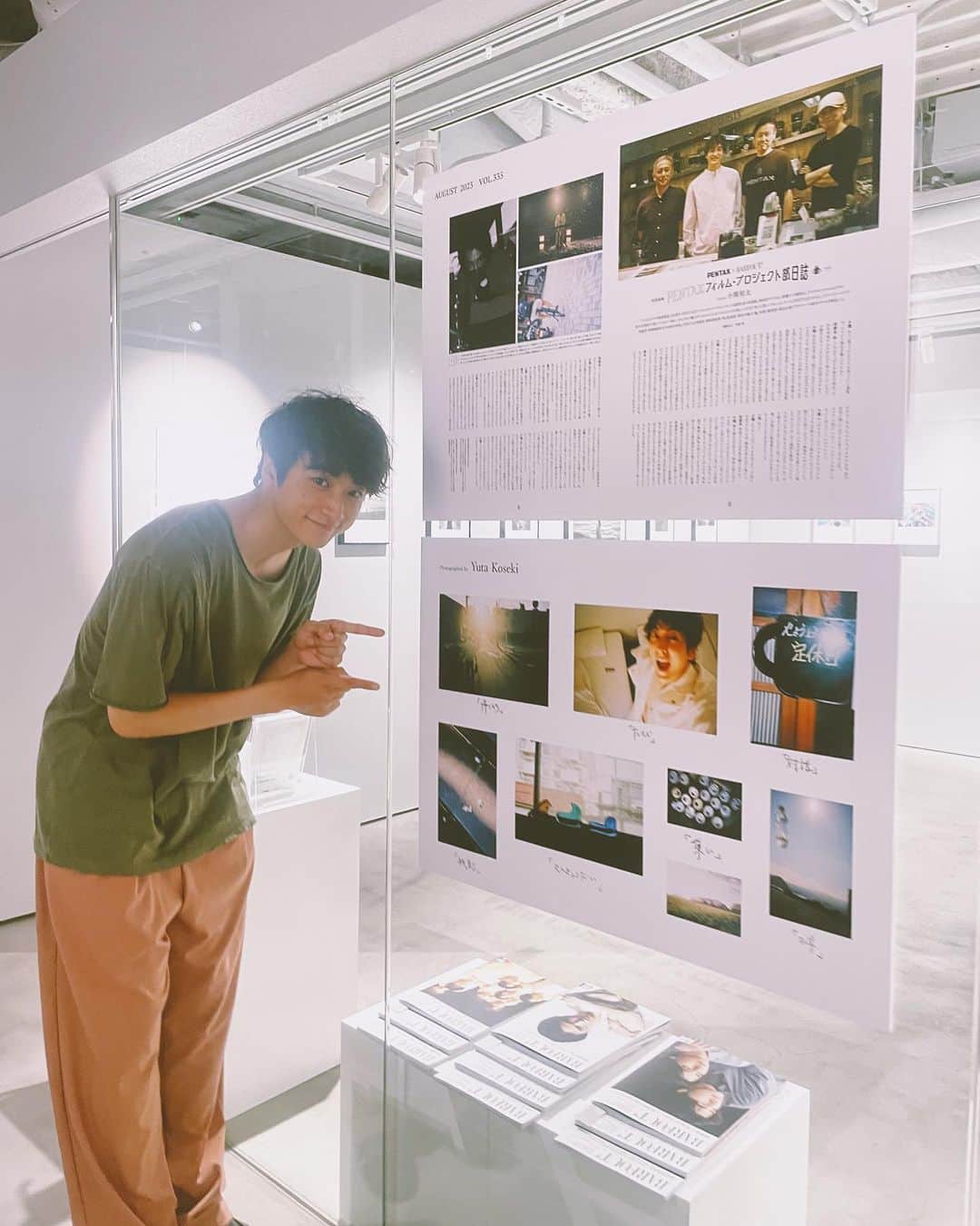 小関裕太さんのインスタグラム写真 - (小関裕太Instagram)「新宿 #北村写真機店 6F  #PENTAX の特別企画展 『It’s time for film!』（10:00-21:00）が7/31まで開催中！  #バァフアウト！ コーナーにて 僕の記事と、フィルムカメラで撮った写真が おとといから参戦。展示していただいています📷  PENTAXの【新商品としてフィルムカメラを作る】というとんでもない取り組みが挑戦されている最中、 この展示にどきっとさせられ、 その素敵な展示に参加させていただいてすごく嬉しい。 フィルムカメラ製作、応援しております。  PENTAX 67も持たせてもらってハッピー！  パネルに直筆でサインもさせてもらいました。 ぜひ見てみてね〜 カメラ好きにたまらん施設です。」7月25日 16時47分 - yuta_koseki_68