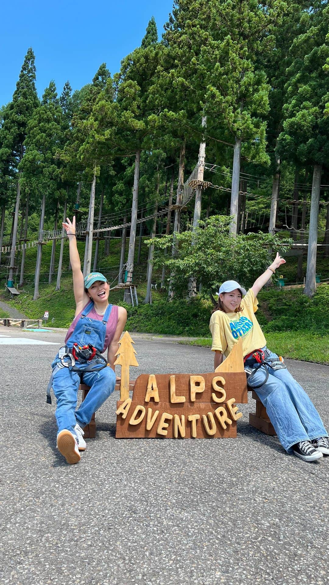 清水香澄のインスタグラム：「@washigatake5105  鷲ヶ岳　ALPS ADVENTURE の体験をしてきましたー👐🏾  鷲ヶ岳スキー場の駐車場内にある 夏限定のアルプスアドベンチャー⛰️✨  イージーコースとチャンピオンコースがあって、  自信満々な私たちはチャンピオンコースに挑戦❤️‍🔥笑 アスレチックとジップライン計30ゲームもあって めちゃくちゃ楽しかったー！  高所恐怖症のわたしにはちょっと怖いところもあったけど ２時間半くらいで全部クリアできました✌🏾  8月いっぱいは木曜日以外毎日営業してるみたいです！ 森の中だから森林浴できるしめっちゃ涼しいし最高。 みんな行ってみて〜！   [ 料 金 ] ・イージーコース ※120cm以上から参加可能 大人2,900円/子ども2,000円  チャンピオンコース※140cm以上から参加可能 大人3,900円/子ども3,000円  [ 注意事項 ] ○中学生以上大人料金です ○身長140cm以下のお子様は保護者同伴となります ○ヒールのある靴、サンダル、クロックスでのご利用はできません ○汚れてもいい服装でご利用下さい(スカート不可)  予約や問い合わせはHPへ🩷  #鷲ヶ岳 #鷲ヶ岳スキー場  #郡上八幡 #郡上観光 #郡上アウトドア  #ジップライン」