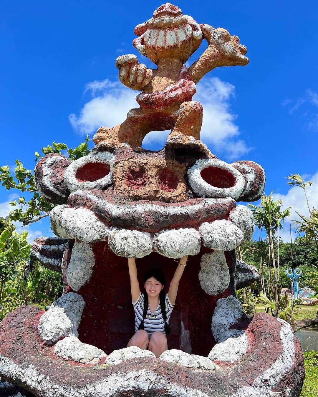 ちとせよしののインスタグラム：「シーサ～꒰(՞..◜ヮ◝..՞)꒱  来月も沖縄(本島)行くので、おすすめの居酒屋さん･可愛いカフェ･素敵スポットなどなど教えて欲しいです💕 質問箱で教えてくれた皆さんありがとう☺️  写真は石垣島にて！島のガイドさんが色々連れてってくれました🫶🏻  #沖縄旅行 #石垣島 #石垣島旅行 #シーサー農園」