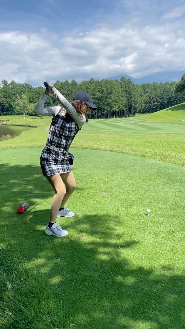 なみのインスタグラム：「時差投稿、夏休みシリーズ🌻  軽井沢で今年もゴルフ出来たっ⛳️ 軽井沢でもこの日の気温は35度くらい🥹☀️  あつーい🥹笑  スコアは安定の95くらいかな？笑  夏ゴルフ暑すぎるので、皆んなで熱中症声かけ🥵 水飲んだ？とか言いながらゴルフ⛳️✨  夢中になって忘れてまう🥹  皆んなさんも気をつけて下さいー🐥  ウェアは　@standrews_jp セットアップ🩷  #ゴルフ #ゴルフウェア #ゴルフ女子 #ゴルフ好き #ゴルフ大好き #ゴルフスイング #ゴルフバカ #ゴルフ好きと繋がりたい #ゴルフ仲間募集中 #ゴルフコーデ #ゴルフ初心者 #ゴルフ#ゴルフ場 #golf #golflover #japanesegirl #japan #골프 #골프여자 #골프스윙」