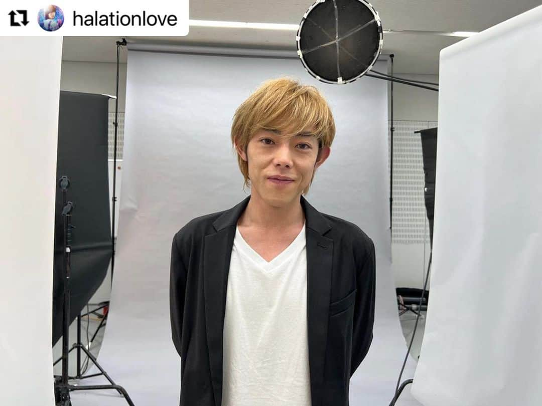 吉村界人さんのインスタグラム写真 - (吉村界人Instagram)「#Repost @halationlove with @use.repost ポスター撮影オフショ大公開🎞️ #槙田柚生 役 #吉村界人 さん  星合台大学の学生課職員で面倒見はよいのですが、女好きな一面が…👀  PRでは何かから逃げているシーンが…⁉️ もうチェックしていただいてますか？  #ハレーションラブ #8月5日土曜よる11時30分から❗️」7月25日 16時44分 - kaito_.yoshimura