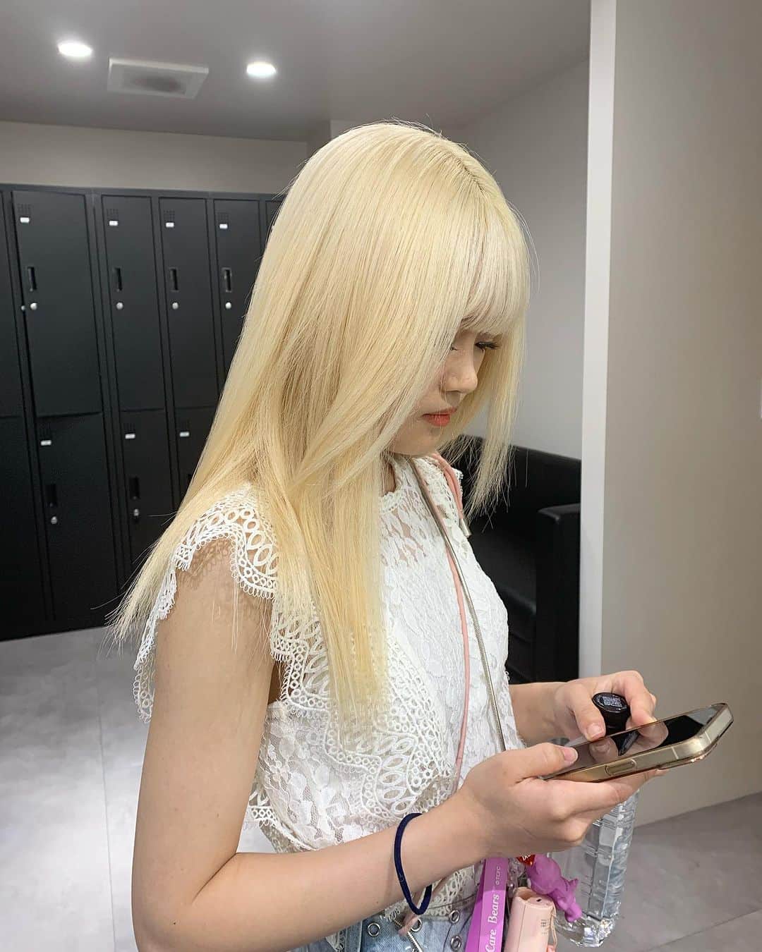 Beleza_official_instagramのインスタグラム：「emiとおそろい #抜きっぱなしブロンド 🎀  #ブリーチ2回 から♡  ＊選択クーポン＊ 【emi指名限定】と記載のメニューからお選びください  カット＋Wカラー＋内部補修トリートメント　¥20,000〜 カット＋ハイブリーチカラー＋内部補修トリートメント　¥26,400〜  ご予約はプロフィールに記載のURLホットペッパー又は、dmから 初回は髪の履歴や状態によりお時間が長くかかる可能性がありますのでハイブリーチメニューでのご予約がオススメです❕  ブリーチはだれを任せるかで仕上がりも、今後の髪の状態もとっても差がでる技術です ハイクオリティなヘア是非お任せください🎀  来店時にケアの方法もたっぷり お伝えします♡ ダメージレスでムラのない艶ハイトーン一緒に育てていきましょう🌙💫  #ヘアカラートレンド#リタッチブリーチ#ブリーチカラー#ブロンド#ハイトーン#ハイトーンカラー#ハイトーンピンク#ピンクカラー#ハイトーンミルクティー#グレージュカラー#ミルクティー#ミルクティーカラー#ピンクミルクティー#ミルクティーベージュ#ブロンドヘアー#ブロンドカラー#インナーカラー#ハイトーンボブ#ホワイトピンク#ピンクベージュ#ピンクブロンド#ホワイトベージュ#ホワイトカラー#ホワイトブロンド#抜きっぱなし#抜きっぱなしブロンド#emi_special」