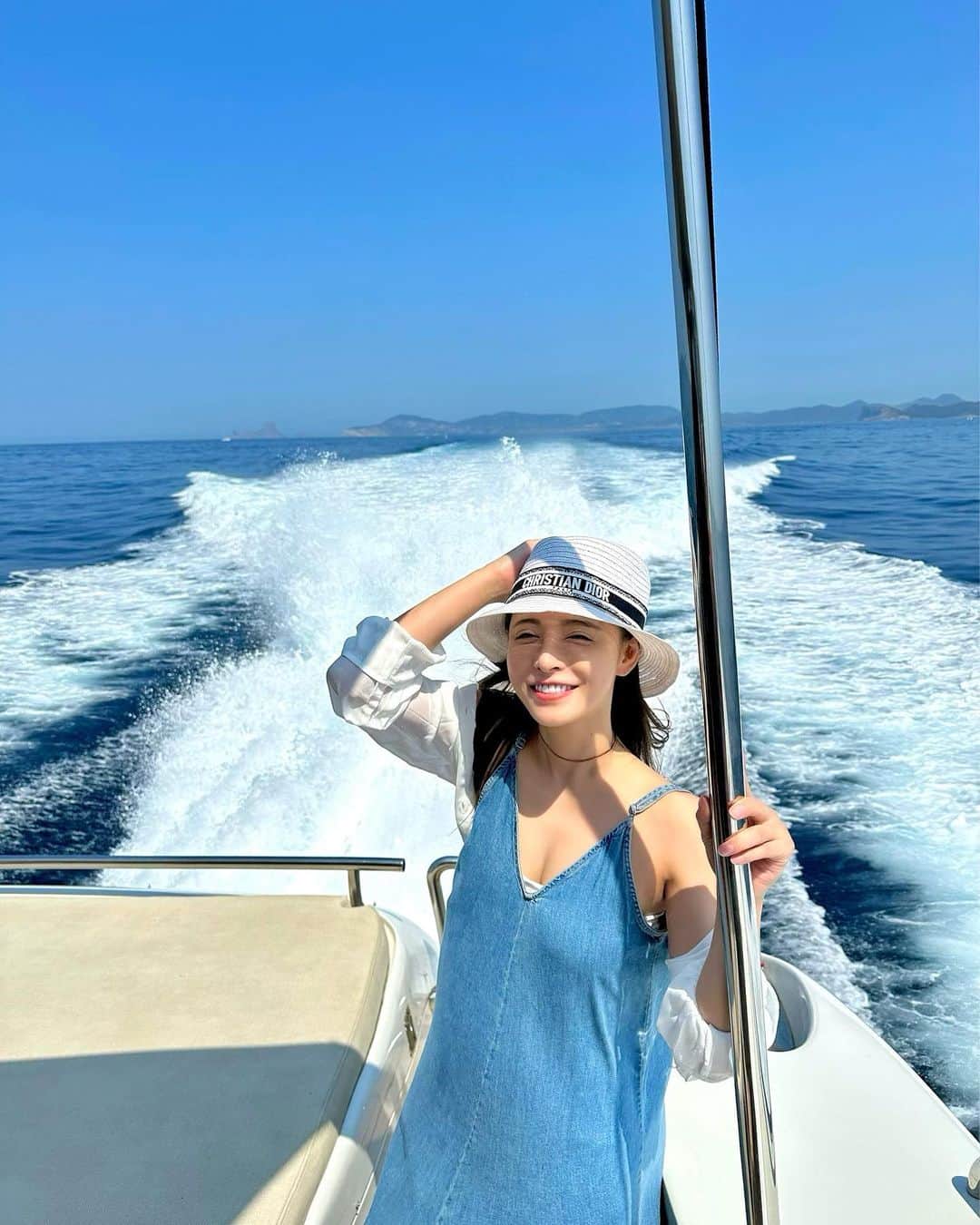 ririのインスタグラム：「目がない☺️🌈🌈🌈 眩しいプラス満面の笑顔😂  このポールでも踊れそうだな🙃✌️  #love #クルージング」