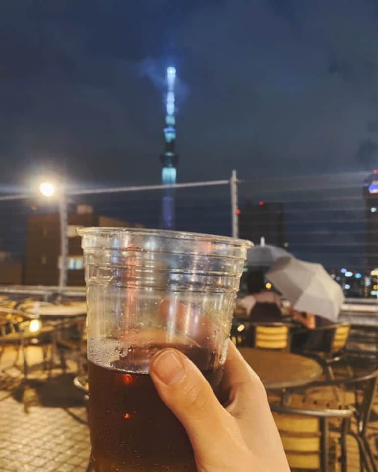 中西悠理のインスタグラム：「スカイツリーを眺めながら、 小雨が降るビアガーデンで ウーロン茶で乾杯しました🍻  情報量が多い🤨  #夏の思い出」