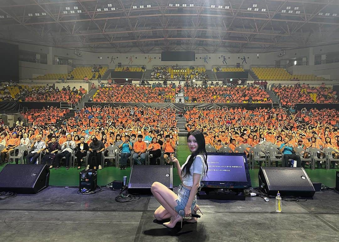 ダヘ さんのインスタグラム写真 - (ダヘ Instagram)「⠀ 오늘 천안에서 국제청소년캠페스트 축제에 공연을 하고 왔습니다! 열정 넘치는 청소년분들 그리고 멋진 가수분들과 함께 소중한 시간 보냈습니다! 오늘 애국가도 부르고 신곡 Bittersweet 첫 라이브도 부르고 너무 뜻깊은 시간이었습니다!! 함께 즐겨주신 모든 분들 감사합니다!! 💙💙💙💙💙 ⠀ #국제청소년캠페스트 #신현희 #비비지 #원슈타인 #미교 #공연 #무대」7月25日 16時54分 - jjeon_migyo