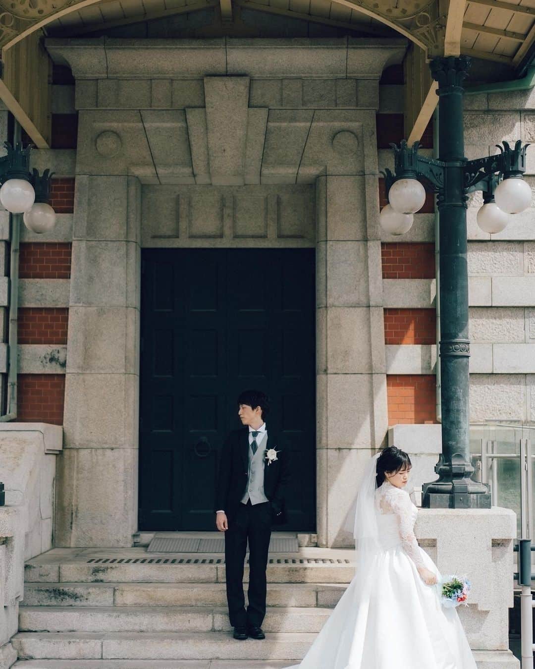 ラヴィ•ファクトリーさんのインスタグラム写真 - (ラヴィ•ファクトリーInstagram)「. 【写真で叶える結婚式】 . レトロな雰囲気の中央公会堂では 洋装を合わせてモダンな雰囲気に👗 まるで映画のワンシーンのようなお写真が叶います✨  . —————— ラヴィファクトリー: @nagoya_laviephotography Photographer: @guppy_photograph AREA:JAPAN,NAGOYA —————— @laviefactoryをフォローして #laviefactory #ラヴィファクトリー のハッシュタグをつけて お写真を投稿してみてくださいね✳︎ . こちらの公式IG（@laviefactory） で取り上げさせていただきます✨ . 思わず笑顔になれるハートのある 「家族写真」はラヴィクルール* >>>@laviecouleur_official . #wedding #weddingphotography #photo  #ハートのある写真 #instawedding #結婚写真 #ウェディング #ウェディングフォト #撮影指示書 #ロケーションフォト #前撮り#写真好きな人と繋がりたい #フォトウェディング #卒花 #後撮り #ウェディングニュース #前撮り小物 #前撮りフォト #前撮りアイテム #ウェディング撮影 #撮影構図 #前撮りアイディア #撮影指示書 #花嫁コーディネート #花嫁コーデ #洋装ロケフォト #中央公会堂 #レトロモダン」7月25日 17時06分 - laviefactory