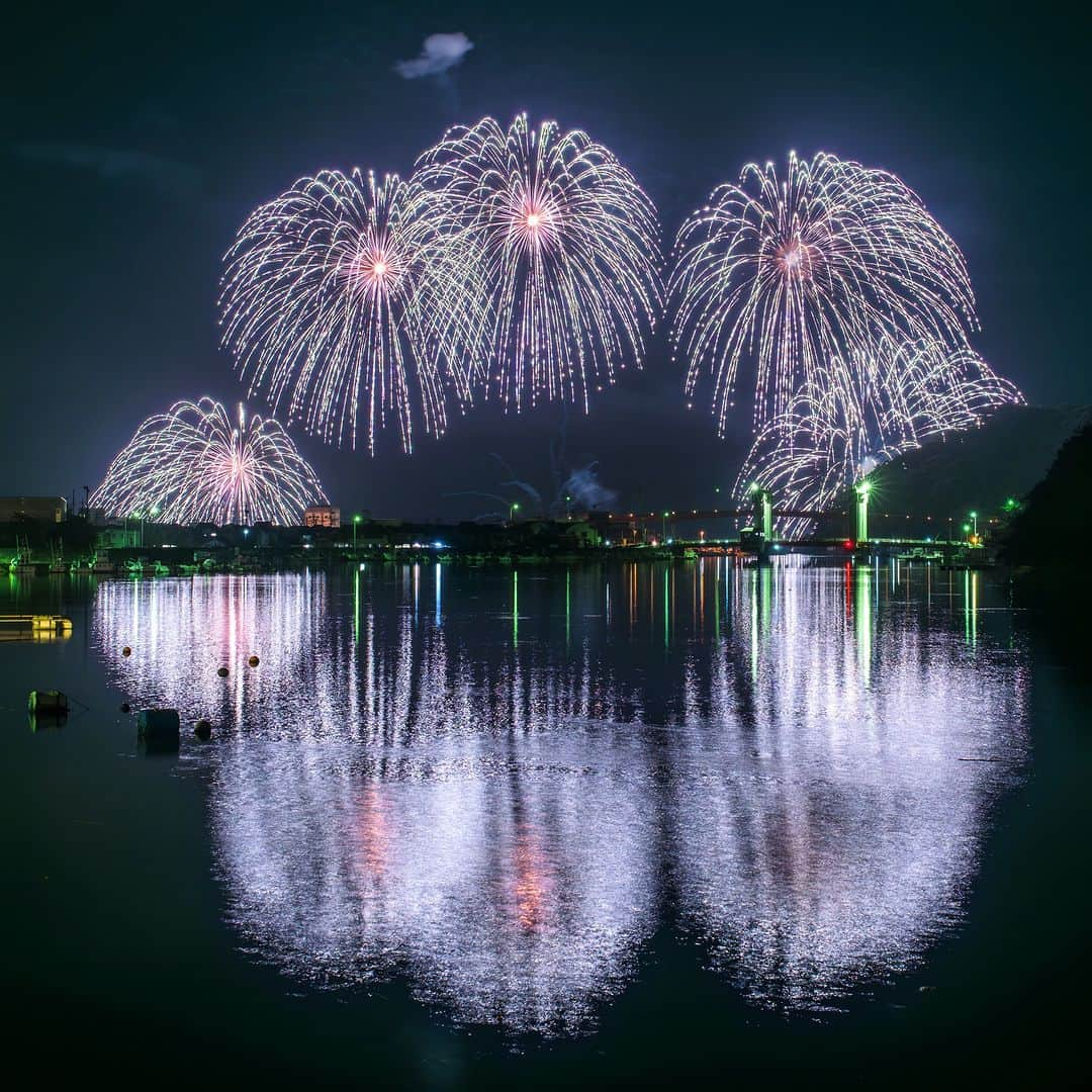 関西電力株式会社のインスタグラム：「＼いよいよ花火の季節🎆きほく燈籠祭／ 本日は、きほく燈籠祭から花火をパシャリ📸  きほく燈籠祭は、毎年7月下旬に紀北町で行われる「夏の風物詩」。 老若男女のたくさんのボランティアスタッフが携わり、 半年以上かけて準備・製作する巨大燈籠と、色鮮やかな花火の競演が見物👀  巨大燈籠が海上を雄大に進むことから「海のねぶた」とも呼ばれているようです🌊  みなさんオススメの関西のスポットがあれば、コメントで教えてください！  #関西電力 #灯りフォト部 #みずいろネット #花火 #きほく燈籠際 #花火大会 #日本の絶景 #日本の景色 #関西旅行 #関西観光 #三重旅行 #三重観光 #写真好きな人と繋がりたい #カメラ好きな人と繋がりたい」