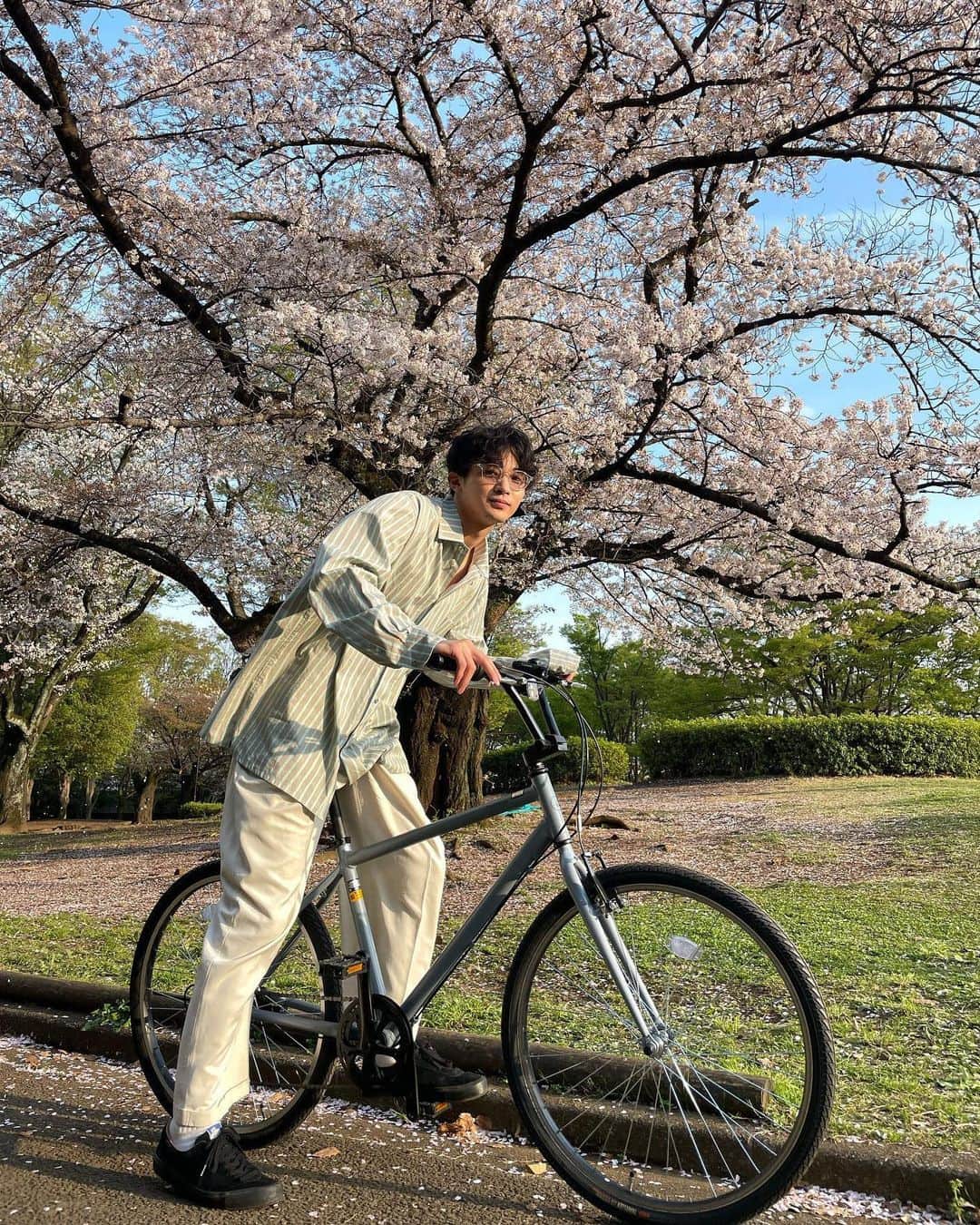 マリメッコのインスタグラム：「In 1953, Vuokko Eskolin-Nurmesniemi created Piccolo, a striped fabric pattern painted with vivid brushstrokes. The Jokapoika shirt, featuring the instantly beloved design, was introduced three years later. Today, this gender-fluid classic is still a favorite of all generations.  Thank you @ryo__takasaki, @mimmithalin, @kerttusnakin, @n_yuki_n and @puttestrandqvist for sharing your Jokapoika styles. #marimekko #jokapoika」