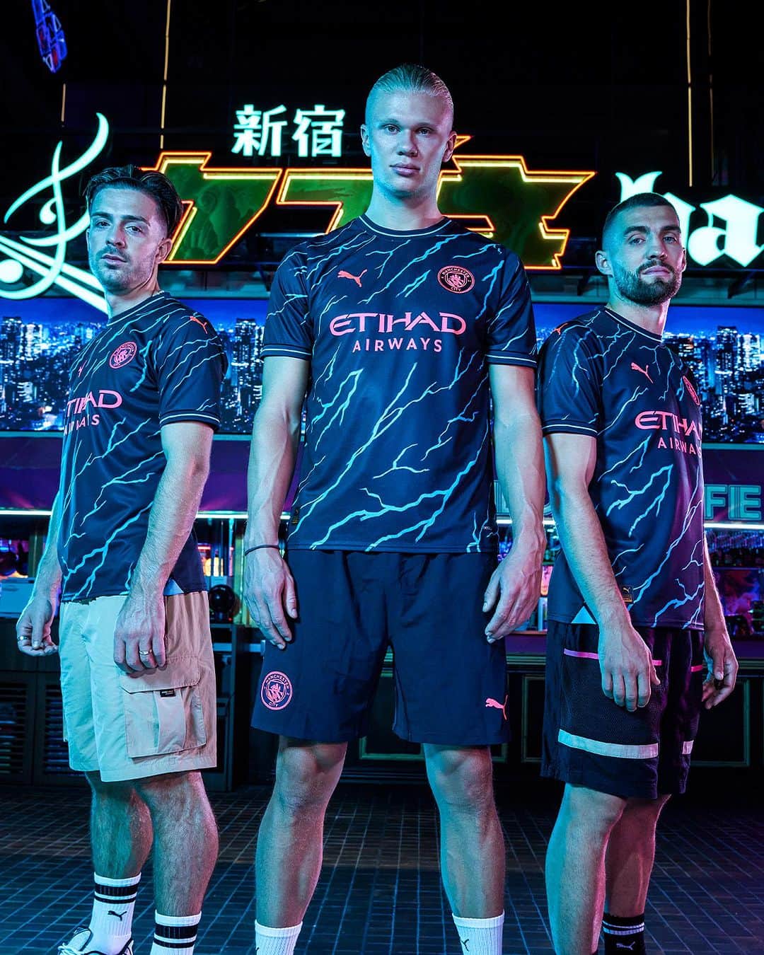 PUMA Footballさんのインスタグラム写真 - (PUMA FootballInstagram)「Man City, that’s Watts Up ⚡️  The @mancity Third kit, live from Tokyo, available now through link in bio.」7月25日 17時01分 - pumafootball