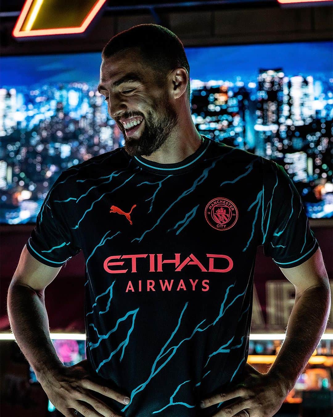 PUMA Footballさんのインスタグラム写真 - (PUMA FootballInstagram)「Man City, that’s Watts Up ⚡️  The @mancity Third kit, live from Tokyo, available now through link in bio.」7月25日 17時01分 - pumafootball