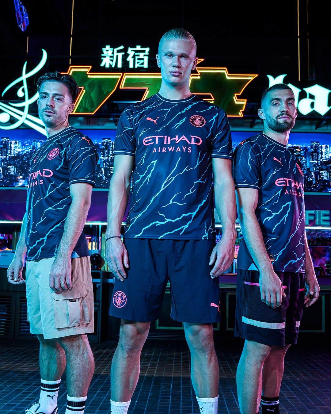 PUMA Footballのインスタグラム：「Man City, that’s Watts Up ⚡️  The @mancity Third kit, live from Tokyo, available now through link in bio.」
