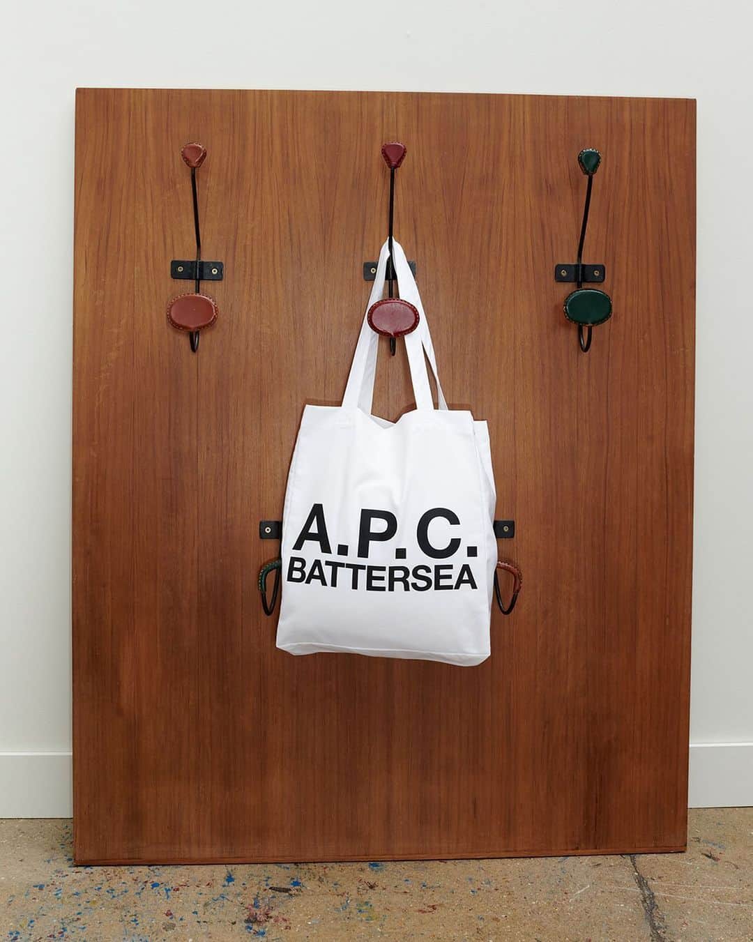 アーペーセーのインスタグラム：「LONDON! We've opened our doors to a new location in your city @batterseapwrstn   See you there.   BATTERSEA POWER STATION  Circus Rd W, Nine Elms London SW11 8AL, United Kingdom  Upper Ground Floor Turbine Hall A The Power Station  #APCParis」