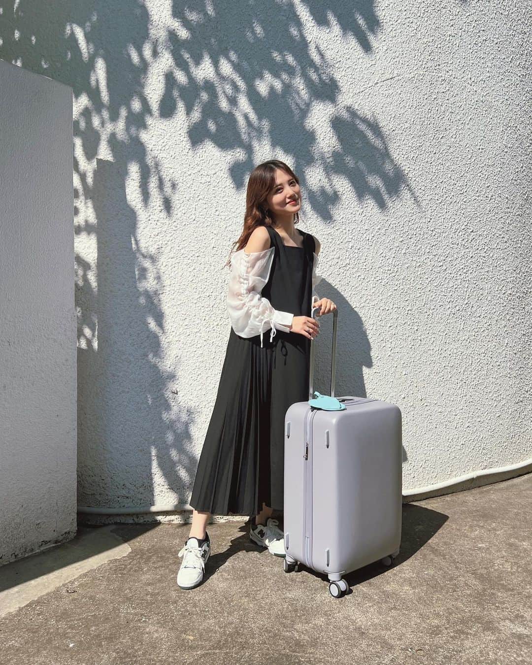 金光みり愛のインスタグラム：「旅行のために新調した @awwtravel_official のスーツケース、 色が絶妙なくすみパープルでどタイプ🫶🏻💗 スーツケースにつけてるブルーのチャームも  @awwtravel_official のもの🧊🐋 久しぶりのパッキング動画もYouTubeに UPする予定なので楽しみにしててね✈️🎞  お洋服は @priveve_priveve と  @yula1018 ちゃんのコラボワンピ🪡  コラボコレクションは全型即完しちゃったけど 決済不良分がいま少量復活してるみたいなので 買い逃した方は是非🥰」