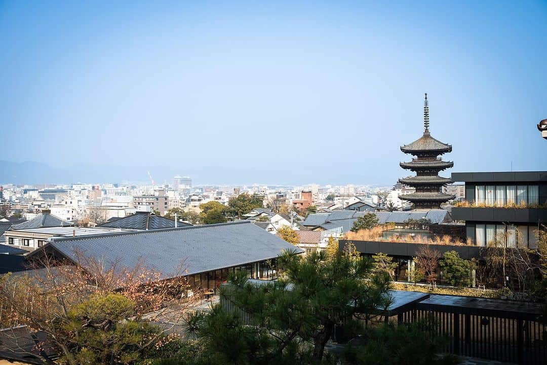 KIYOMIZU京都東山 公式さんのインスタグラム写真 - (KIYOMIZU京都東山 公式Instagram)「・ 京都東山に佇む和の邸宅で 懐かしくも新しい結婚式  悠久の歴史が息づく東山で 大切な方々と絆を深める楽しい一日  新しさと懐かしさで織り上げた和の空間で おもてなしの結婚式を叶えます  ----------------------  @kiyomizu_kyoto_higashiyama をフォローし 【#kiyomizu京都東山】で検索してくださいね❖  #スタイルズ花嫁 #KIYOMIZU京都東山 #KIYOMIZU花嫁 #ブライダルハウスtutu #シェアーズヘアメイク #京都結婚式 #京都結婚式場 #京都婚 #和婚 #卒花嫁 #プレ花嫁 #結婚式レポ #式場探し」7月25日 17時04分 - kiyomizu_kyoto_higashiyama