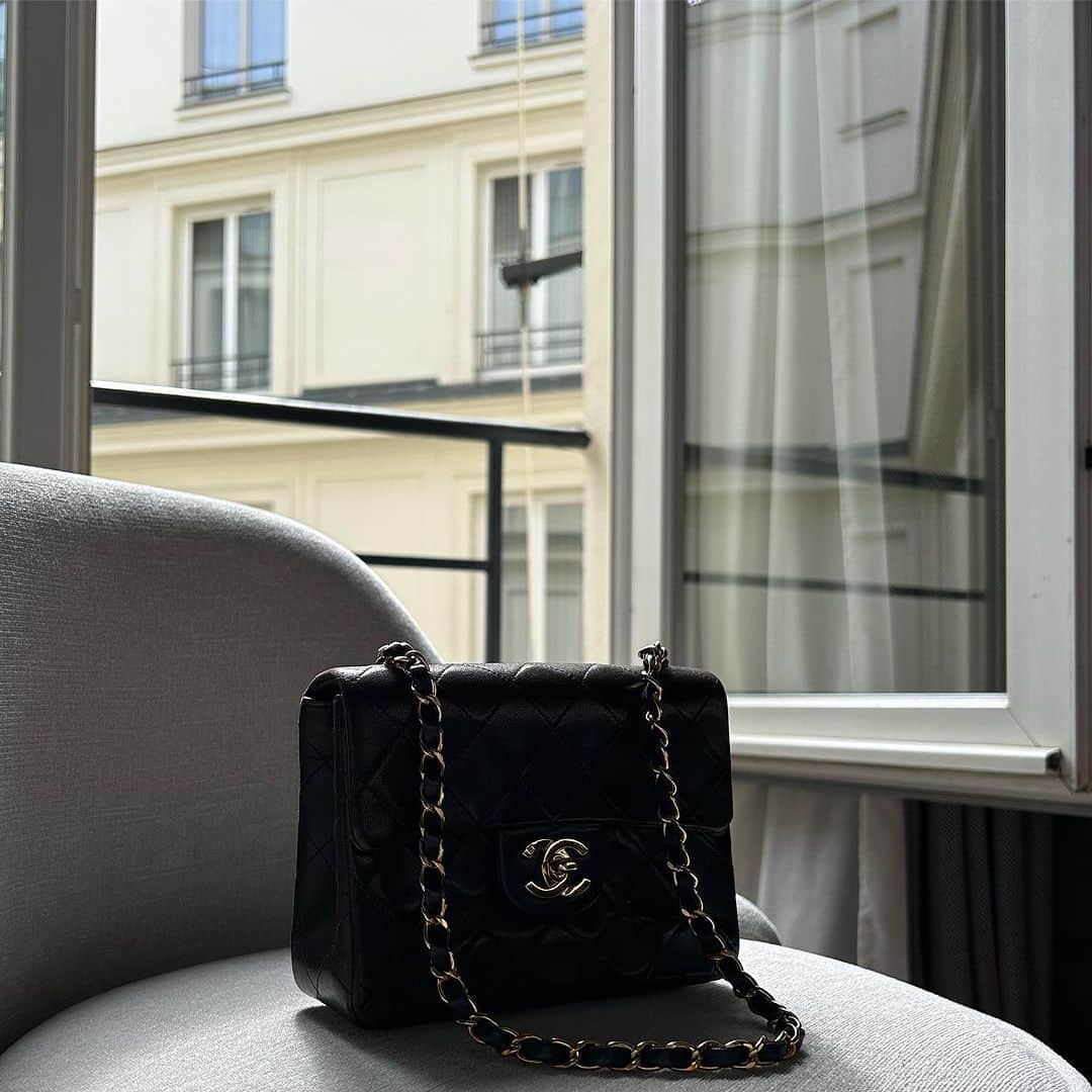 のインスタグラム：「The mini square #chanelclassic   📷 @nokobear」