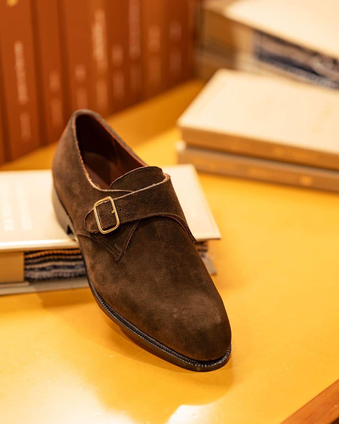 PITTI SNAP by BEAMSさんのインスタグラム写真 - (PITTI SNAP by BEAMSInstagram)「⁡  New arrival…  Lloyd Footwear / MASTER LLOYD スエード シングルモンク シューズ  英国ノーザンプトンにおいてマスターの称号をもつトップランクの靴職人によりハンドメイドで製作された〈MASTER LLOYD〉のスエードシングルモンクシューズ。高品質な素材と高い技術で製作され、エレガントな佇まいと足を優しく包み込む柔らかな履き心地が魅力。紳士の足元を品良く飾る、クラトマンシップを感じる1足です。  価格　　：￥99,000（税込） 商品番号：21-32-0038-232  商品のお問い合わせは、お近くのビームスの店舗にお願いいたします。上記の商品番号をお申し付けいただくとスムーズにご案内できます。  ※記載の価格は、今後変更する可能性がございます。予めご了承くださいませ。  #mrbeams #beams #beamsf #brillaperi gusto #mensfashion」7月25日 17時15分 - mr_beams_webmagazine