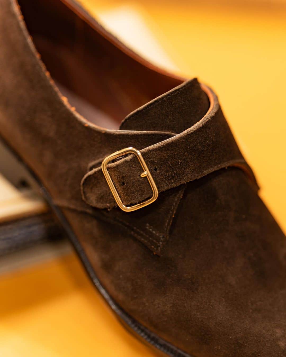 PITTI SNAP by BEAMSさんのインスタグラム写真 - (PITTI SNAP by BEAMSInstagram)「⁡  New arrival…  Lloyd Footwear / MASTER LLOYD スエード シングルモンク シューズ  英国ノーザンプトンにおいてマスターの称号をもつトップランクの靴職人によりハンドメイドで製作された〈MASTER LLOYD〉のスエードシングルモンクシューズ。高品質な素材と高い技術で製作され、エレガントな佇まいと足を優しく包み込む柔らかな履き心地が魅力。紳士の足元を品良く飾る、クラトマンシップを感じる1足です。  価格　　：￥99,000（税込） 商品番号：21-32-0038-232  商品のお問い合わせは、お近くのビームスの店舗にお願いいたします。上記の商品番号をお申し付けいただくとスムーズにご案内できます。  ※記載の価格は、今後変更する可能性がございます。予めご了承くださいませ。  #mrbeams #beams #beamsf #brillaperi gusto #mensfashion」7月25日 17時15分 - mr_beams_webmagazine