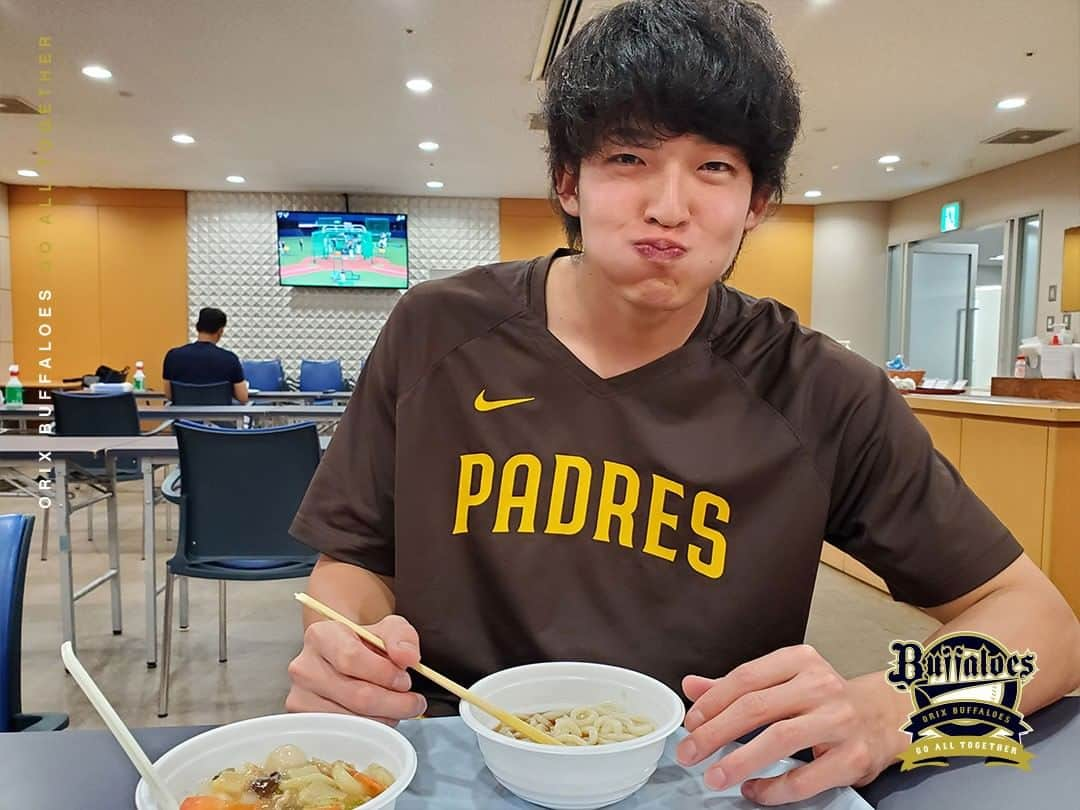 オリックス・バファローズさんのインスタグラム写真 - (オリックス・バファローズInstagram)「試合前のもぐもぐタイム🍴 今日の颯一郎は、うどんと中華丼のダブル炭水化物です！  #山崎颯一郎 #試合前のエネルギー補給 #もぐもぐタイム #うどん #中華丼 #京セラドーム大阪 #Bs2023 #buffaloes #baseball #ORIX #プロ野球」7月25日 17時07分 - orix_buffaloes