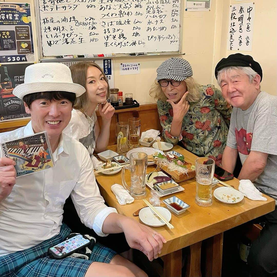 野宮真貴さんのインスタグラム写真 - (野宮真貴Instagram)「. 昨日の渋谷のラジオの渋谷系のゲスト、鈴木慶一さんと松尾清憲さんの新ユニット「鈴木マツヲ」のお二人とのおしゃべりが楽し過ぎて、番組終了後に居酒屋へ流れ、もうひと喋り😆 80〜90年代ムーンライダーズ・オフィスは、渋谷宇田川町のノア渋谷というビルの中にあり、松尾さんと私も一時期所属していました。カジくんも同じビル内のレコードショップZESTで働いていた経歴もあることから、4人で“ノア渋谷チーム“を結成😊今後、何か面白い事に発展するといいな。  ・鈴木マツヲ/アルバム「ONE HIT WOUDER」  8/20ビルボードライヴ東京 https://columbia.jp/artist-info/suzukimatsuo/  前半のゲストはサリー久保田くん。偶然にも只今ノア渋谷のHMV record shop のギャラリー“Bankrobber LABO”で8/1まで個展を開催中！是非、足を運んでみてね🖼️ https://www.hmv.co.jp/news/article/230421155/  再放送は7/31（日）22:00〜 ●渋谷のラジオの聴き方 https://shiburadi.com/  #渋谷のラジオ #渋谷のラジオの渋谷系 #鈴木マツヲ #鈴木慶一 #松尾清憲 #onehitwonder #サリー久保田 #フリーデザイン展 #カジヒデキ #野宮真貴 #missmakinomiya」7月25日 17時10分 - missmakinomiya