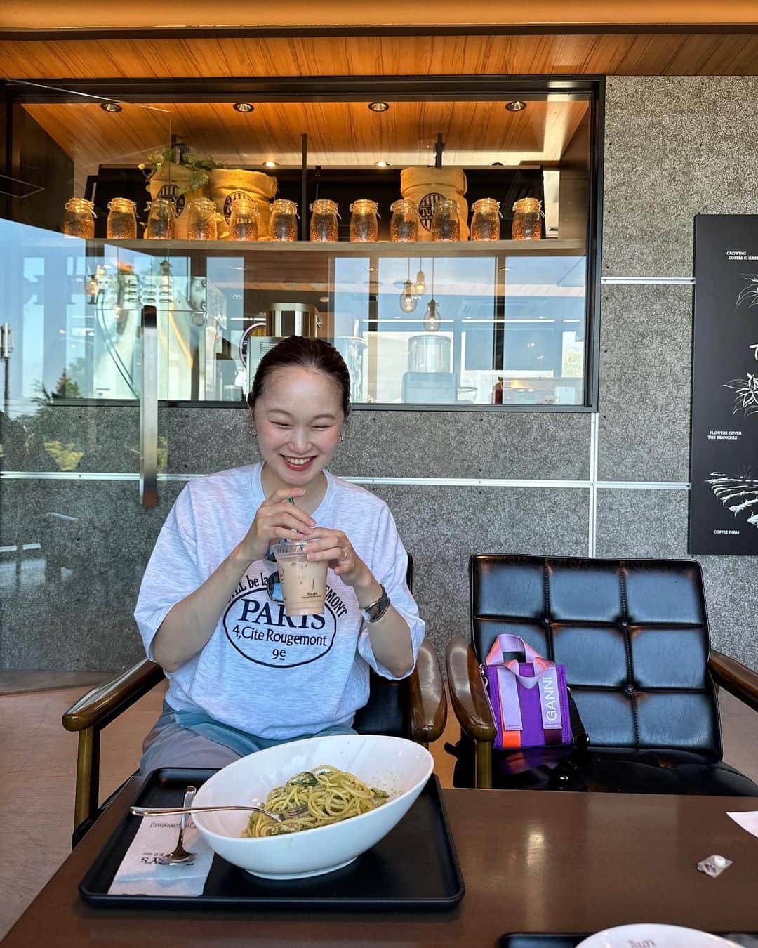 青木美緒のインスタグラム：「お義母さんが 見とくよ！リフレッシュしておいでって言ってくれたので 1時間だけ久しぶりに外出した🥹☕️ . 産前に買ってサイズが小さくて穿けなかったスカートもようやく穿けるように👏🐰 毎日がバタバタだけど、 寝顔に毎日毎日癒されてる💤🥹🐰 . #新生児」