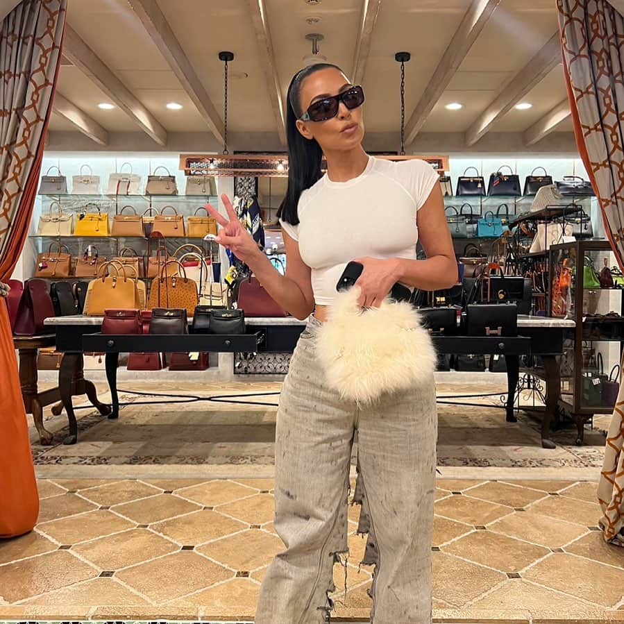 のインスタグラム：「Always a pleasure to have you @kimkardashian ✌🏼 Thank you so much for shopping with us🩶」