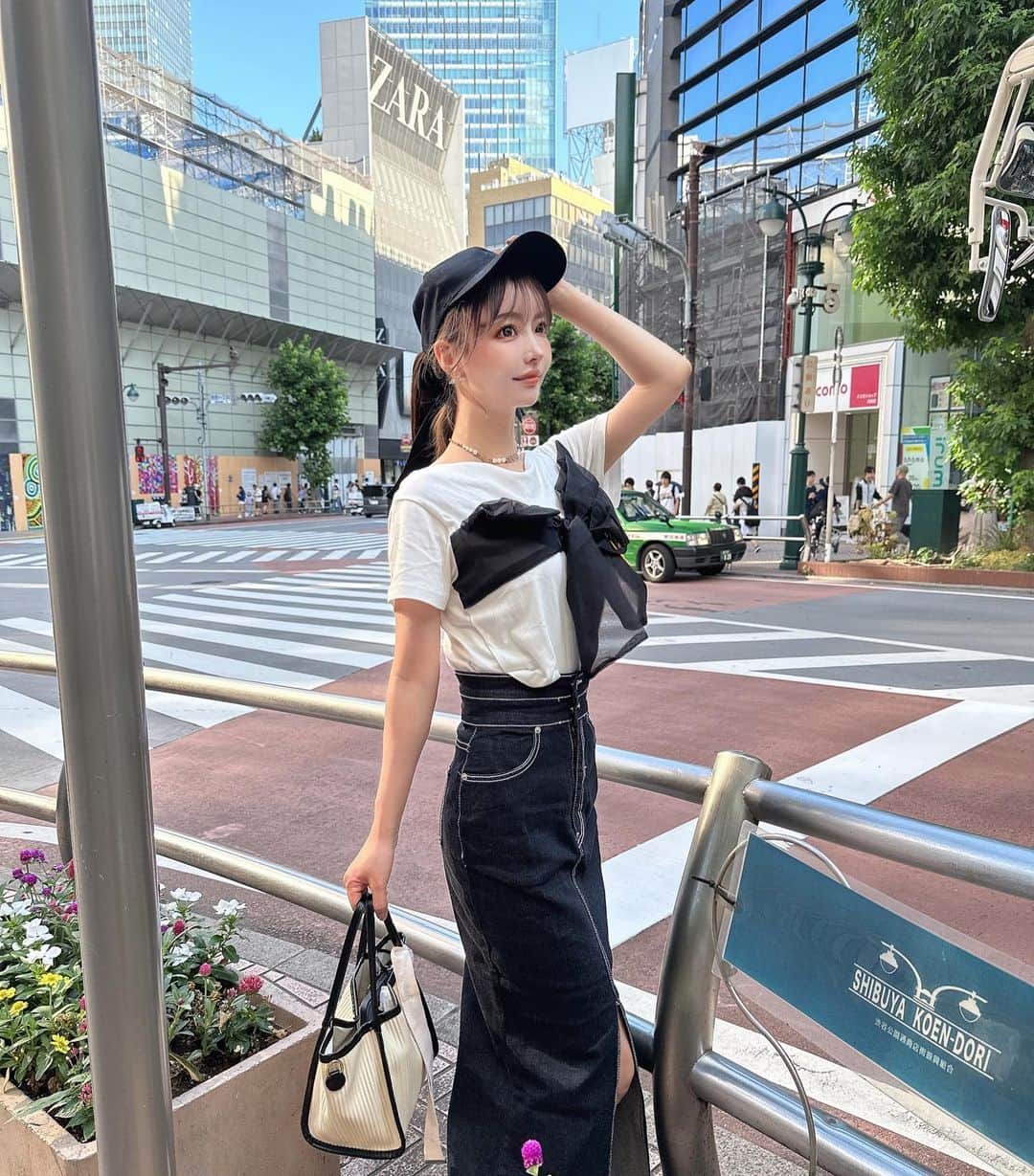 吉川ちえのインスタグラム：「【🩷❤️🩷❤️🩷❤️🩷❤️】 . 最近甘めカジュアルな服が好き🥹 この日はTシャツにデニムスカート着たよ🫶✨🌈 このデニムスカートは ( @randy_online_ )のだよ🎀 ストレッチ効いてて形綺麗だし 華奢見えするからお気に入り🙋‍♀️ . #code #codenate」