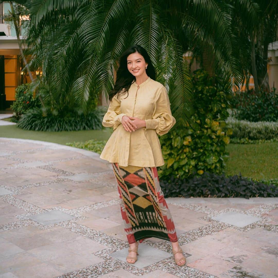 ラライン・シャーのインスタグラム：「Hari ini aku pakai busana wastra khas Kalimantan. Ini adalah cara dan langkah kecilku untuk selalu ingat dan bangga akan budaya Indonesia yang sangat indah dan beragam. Dengan paduan motif dan tenunan, busana ini benar-benar menggambarkan keindahan dan keunikan budaya kita. Aku begitu bangga mengenakan keindahan warisan budaya dari tanah Kalimantan.  Temukan keragaman wastra nusantara dan produk UMKM berkualitas lainnya dari UMKM Bank Indonesia dalam acara Karya Kreatif Indonesia 2023  Jangan lewatkan acara Karya Kreatif Indonesia 2023 yang mengangkat tema #BadarauNusantara pada  27-30 Juli di Hall B, Jakarta Covention Center. Ayo dukung terus UMKM Indonesia untuk UMKM yang lebih berdaya, naik kelas, Go Digital dan Go Global!!!   #KKI2023 #KaryaKreatifIndonesia #BadarauNusantara #BanggaBuatanIndonesia」