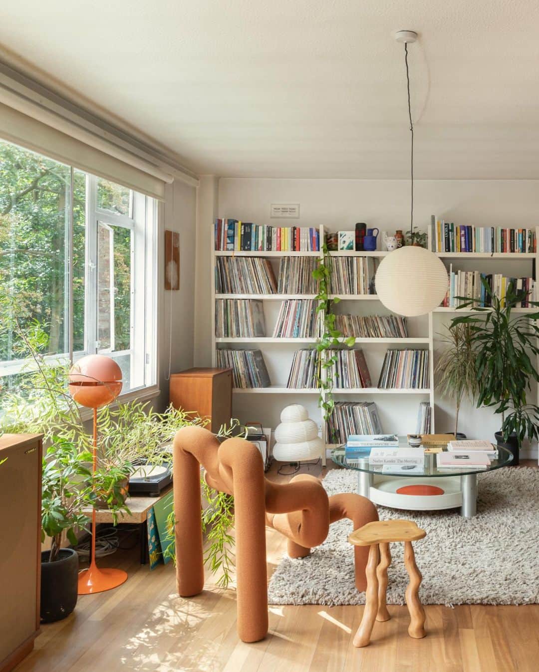 The Modern Houseさんのインスタグラム写真 - (The Modern HouseInstagram)「#forsale Hillside Haven: a renovated mid-century apartment within Grenville Court on the leafy Dulwich Estate, south-east London.  Head to the link in our bio to view the sales listing.  Grenville Court, Lymer Avenue, London SE19.」7月25日 17時21分 - themodernhouse