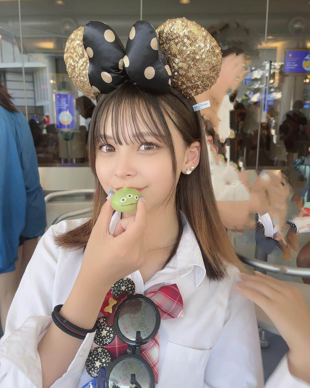 夏川メガンのインスタグラム：「リトルグリーンメンマン🩵  美味しかった🤤何枚目が好きー？   #DisneySea #制服ディズニー #リトルグリーンメンマン #Disney #sweet16委員会 #今日好き #カチューシャ #カチューシャコーデ」