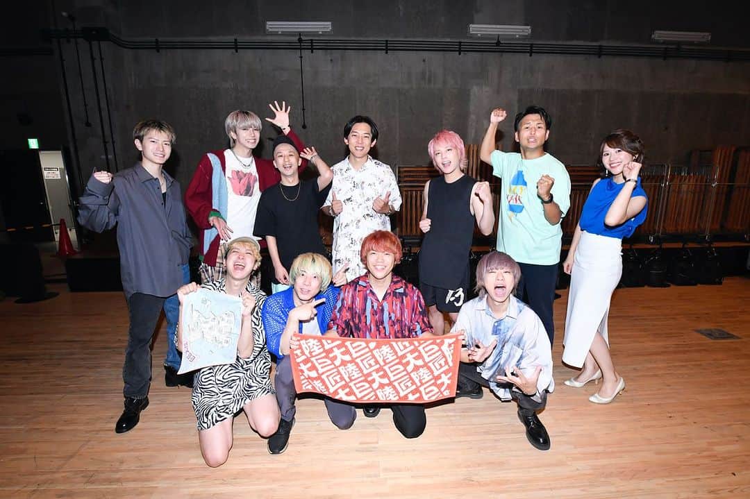 KEN THE 390のインスタグラム：「NACK5開局35周年スペシャルイベント「情熱の巨匠大陸～黒船来航」  改めてご来場の皆さん、ありがとうございました！  トップバッターの自分から最高の盛り上がりでした！  そして、番組で事前打ち合わせした通り、KEYTALKさんとのコラボで「MONSTER DANCE」にも参加させていただきました！  客演参加してくれたroomRもありがとう！  photo by @azusatakada_photographer   Setlist  Turn Up Nobody Else Clap Break All  My Time (未発表) Funk U Up Lego‼︎ Anything Goes feat. roomR インファイト feat. roomR  衝突 Overall 真っ向勝負  リフレイン  #巨匠大陸」