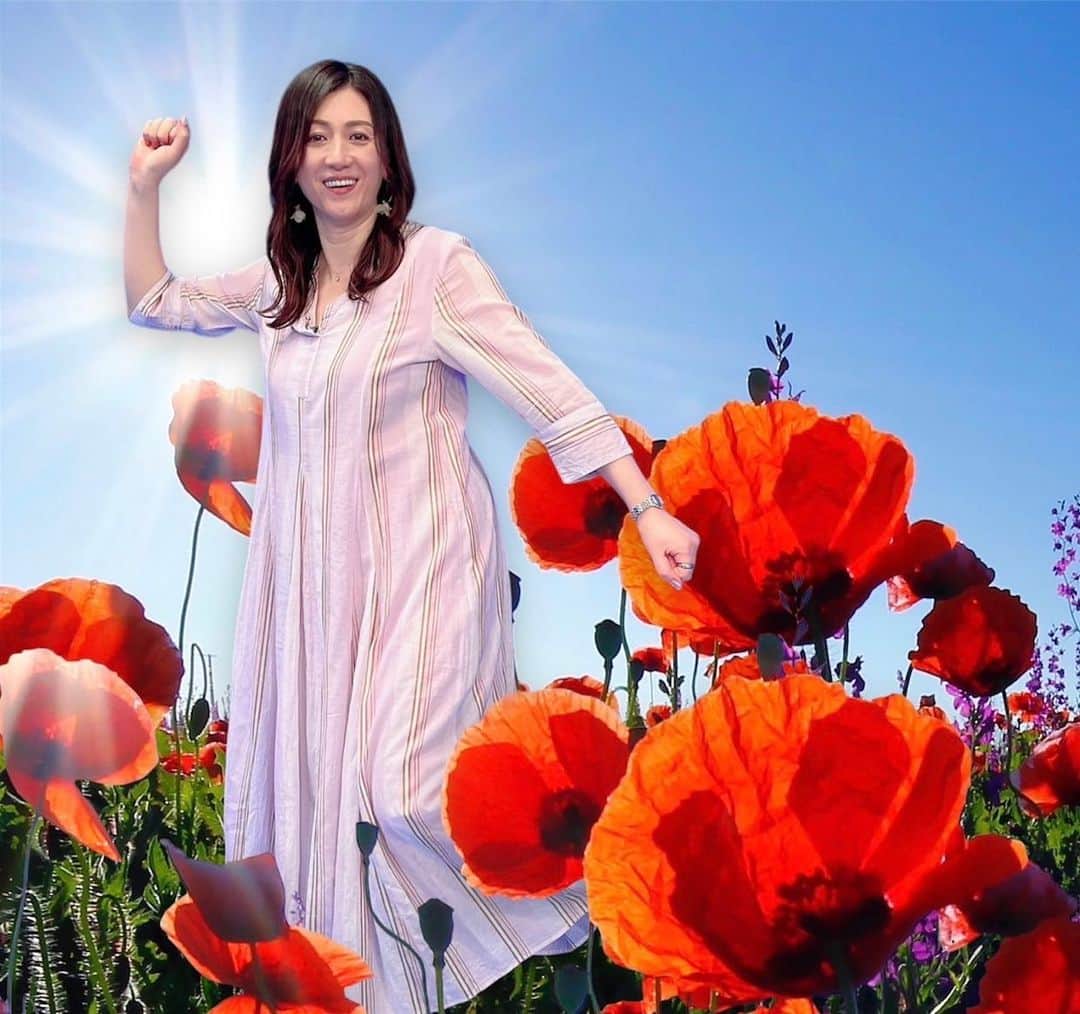 野々村友紀子のインスタグラム：「7月25日（火）19:00〜Eテレ【バリューの真実】  SixTONESの皆さんと、専門家の方にムダ毛の処理についていろいろ教えてもらいました！  特に娘さんのいる人は必見！  ほんと勉強になりましたよ✨  ワンピースは↓ @pasand_by_nequittezpas   写真は、たまたま背景が何もないところ（3枚目）だったので、マネージャーちゃんがいろいろ遊んでくれました。」