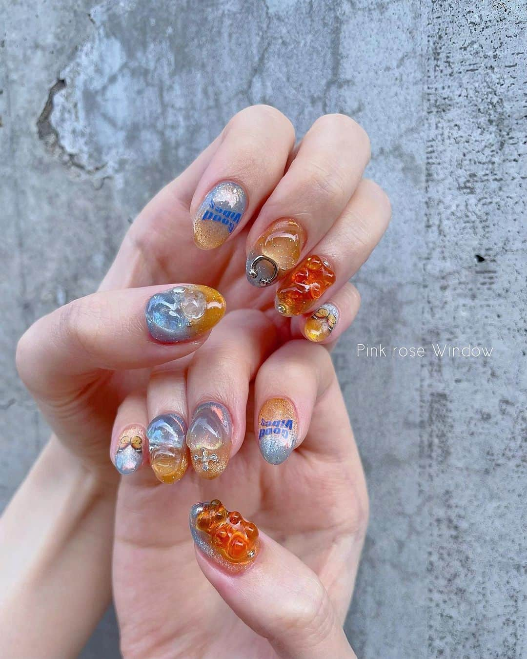 KAI32のインスタグラム：「. mandarin ×  soda🍊🧊🫧 . うるちゅる弾ける夏カラー❤︎ @lilygel.nail リリージェルのレインボーキャンディシリーズを使ったよ！ . 使用商材☟ Rainbow Candy Series  03マンダリンと05ソーダをグラデーションしてバイカラーに🫧 ネイルシールは　@tsumekira の 〝botanical garden〟と〝90s tattoo〟を使用。good vibesお気に入り😂👍🏻 . . #pinkrosewindow #pink_rose_window」