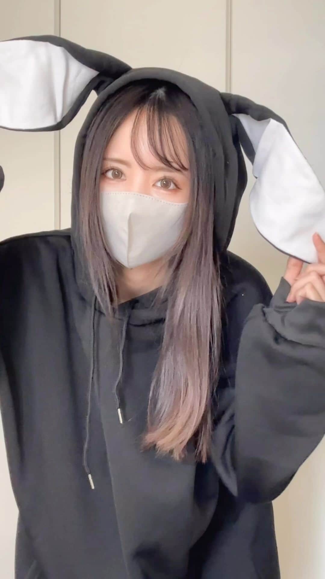 奔放なナナのインスタグラム：「うさみみどうかな🐰」