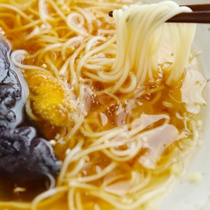 メシ通さんのインスタグラム写真 - (メシ通Instagram)「メシ通的冷たい麺  甘酸っぱいたれがしみたなすとオクラを 冷たいそうめんと一緒に食べたら、 みなさん、どうなると思います？  レンジ4分のトロトロなすが甘酸っぱウマ～な「南蛮漬け風そうめん」を暑くて食欲のない日に【メシ通の冷たい麺】https://www.hotpepper.jp/mesitsu/entry/y-ricopin/2023-00861  #メシ通 #mesitsu #なすとオクラの南蛮漬け風そうめん #そうめん #麺つゆ #冷水 #なす #オクラ #みょうが #砂糖 #醤油 #酢 #冷たい麺 #ぶっかけそうめん #南蛮漬け #南蛮だれ #レンチン #甘酸っぱい #さっぱり #ランチ #ディナー #おつまみ #家飲み #ビール #ハイボール #おうちごはん #自炊 #レシピ #山本リコピン #レシピブログ」7月25日 17時22分 - mesitsu