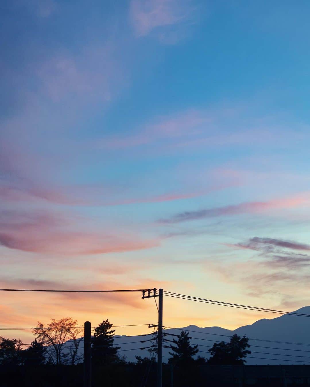 国分真央のインスタグラム：「. 夕焼け空の ライトグリーンの部分が好き🌿🌤️ ⁡今日もお疲れ様でした ☺︎ ⁡」