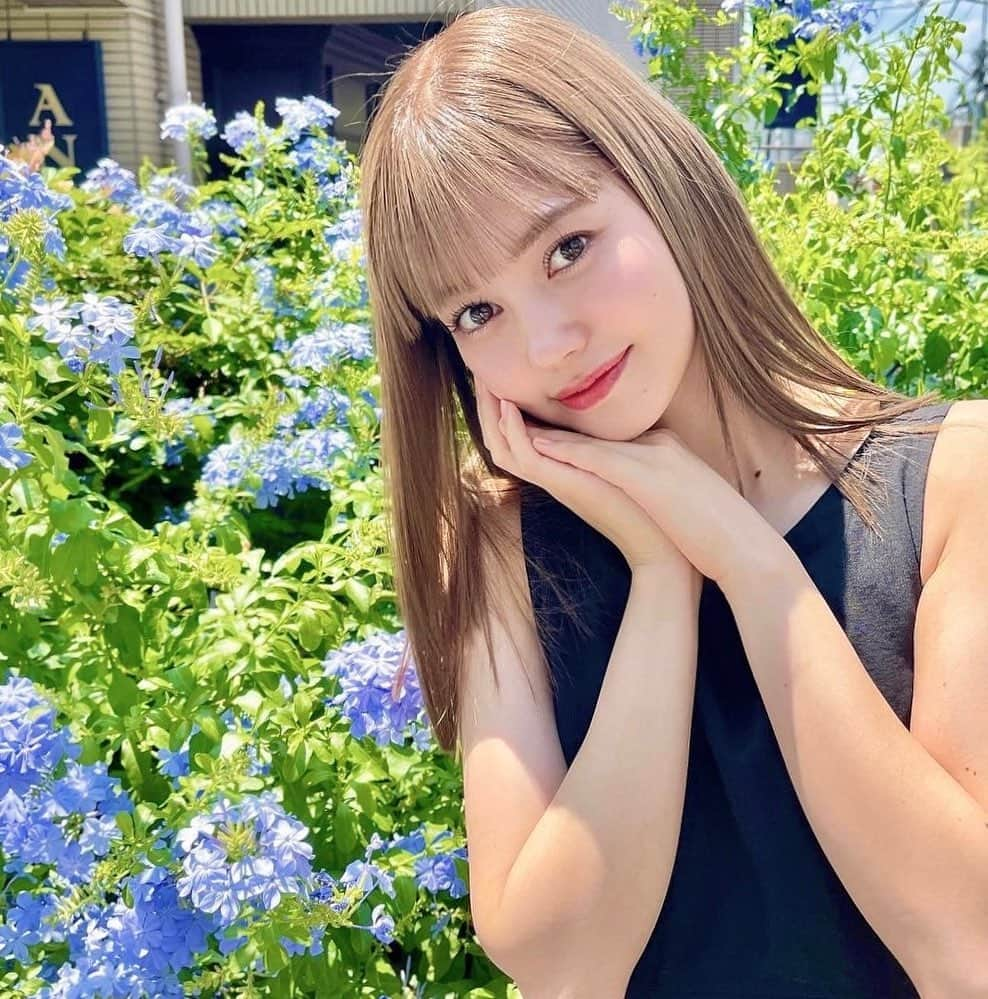 愛花さんのインスタグラム写真 - (愛花Instagram)「かわいいお花達と一緒に💐🫧🩵☁️ あっつくて毎日溶けちゃいそう….皆様外出の際はお気をつけて….!!!」7月25日 17時26分 - hi_erica_official