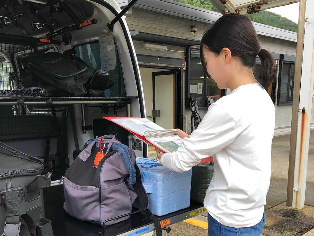 平地真菜さんのインスタグラム写真 - (平地真菜Instagram)「こんにちは、五島産業汽船㈱です！ ７月１９日に投稿しました、ＮＢＣ「Ｐｉｎｔ！」でお馴染み！ 平地真菜さんの爆釣carモニター利用の投稿第２弾です！  当日朝、長崎港を出港し、上五島・鯛ノ浦港に１２時前に到着されました。 鯛ノ浦港で爆釣carと初対面！ 弊社社員による搭載品の説明を受け、いざ釣りへ出発！ 果たして、釣果は出たのか！？ 来週の投稿もお楽しみに^^  @mana_hirachi さん、ありがとうございます😊  爆釣Carの予約・詳細については、プロフィール下ストーリー「爆釣Car予約」に貼っておりますURLよりアクセス下さい🎣  #アジング  #エギング  #爆釣  #爆釣car  #ルアー  #レンタカー  #上五島  #五島  #五島列島  #釣りの聖地  #釣り  #防波堤  #海釣り  #中通島  #五島産業汽船  #長崎  #モビリティ  #toyota  #平地真菜 さん #モニター利用 ありがとうございます！ #nbc  #長崎放送  #pint!  #ウェザーマップ」7月25日 17時33分 - mana_hirachi