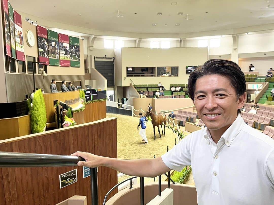 のインスタグラム：「セレクションセール初日終了しました。 こんな顔して今日は三頭競ってもらって三戦全敗😱 思ってた以上に値段が上がってしまい、自分の見立ての甘さに反省しきりの一日でした。 明日は良い出会いを縁に繋げられたらいいなぁ☺️  #福永祐一　#セレクションセール2023」