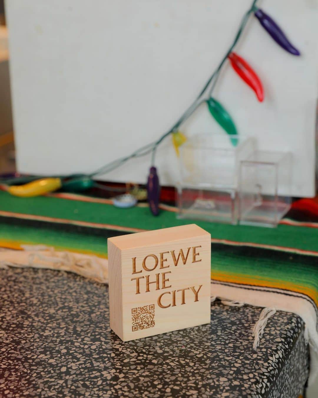 柳瀬未央さんのインスタグラム写真 - (柳瀬未央Instagram)「. ロエベがキュレーションした都市というパズルを折りひらく シティガイド「LOEWE the CITY」  私は新作のパズルバッグと共ComMunE in Parcoへ。 開放的なスペースで渋谷の食とカルチャーが楽しめます。  この日はベージュのパズルバッグに 鮮やかな赤を合わせて都会的な印象に❤️  #LOEWEPuzzle #LOEWEtheCITY #パズルと街へ #ThanksLoewe」7月25日 17時36分 - _0138n