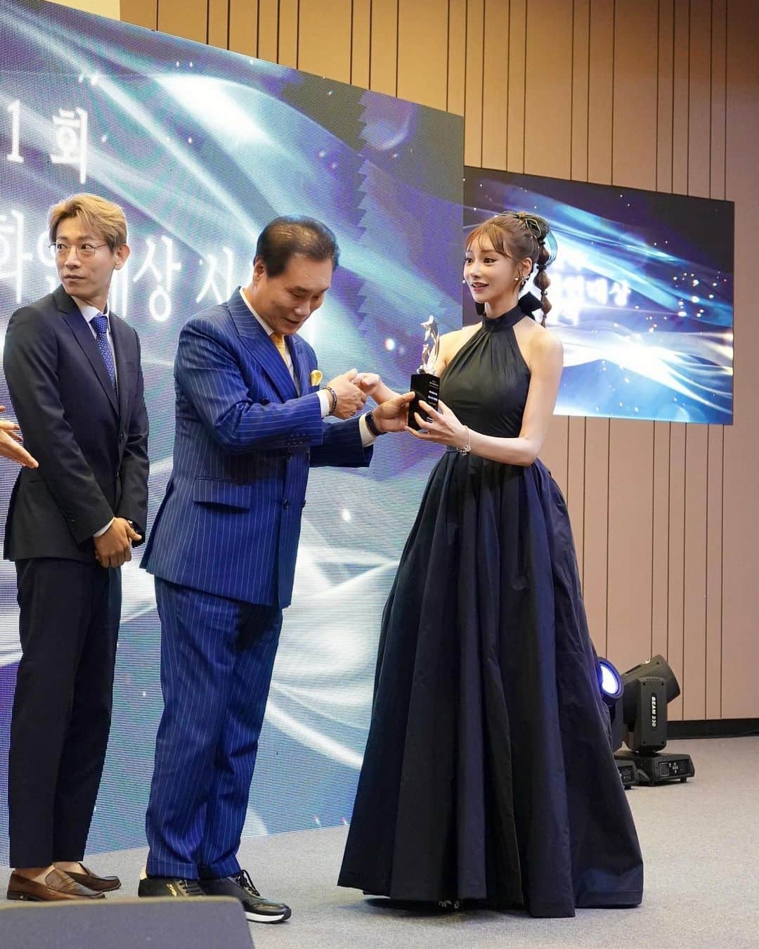 明日花キララさんのインスタグラム写真 - (明日花キララInstagram)「Korean Art Cultual Awards 2023 素敵な賞を受賞しました🏆 セレブリティに出ていたミネ役の女優さんや韓国女優さん、ミスコリアのモデルさんみなさん凄く綺麗だった💖  해외 모델 상 주셔서 너무 너무 너무 너무 아주 많이 행복해요 제 방에 두고 매일 볼게요 소중해요 또 만나요 고마워요~~🫶🏻」7月25日 17時36分 - asukakiraran