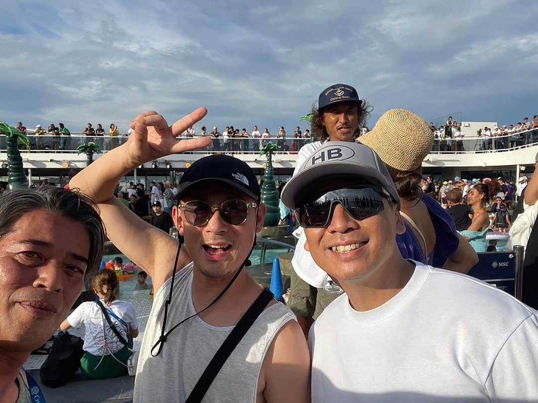 佐々木明のインスタグラム：「@fareastreggaecruise  思い出🔥  音楽漬けレゲエ漬け🎵 最高だし これだけの仲間と6日間過ごす 絆が強まった日々。  そして有名なアーティストがそこら中にいるファンにとったら奇跡のような時間を @mightycrown の @mastasimon さん @samicrown_lens さん に作って頂きました。本当に良い時間。  FireBall 🔥 の @chozenlee_live さん もずっといました！ 興奮しました🤩  Original Mighty Crownの @gakusan45 さんは何故かタグ付けできません。  #fireball #mightycrown #fareastreggaecruise  #fireballになりたかった」