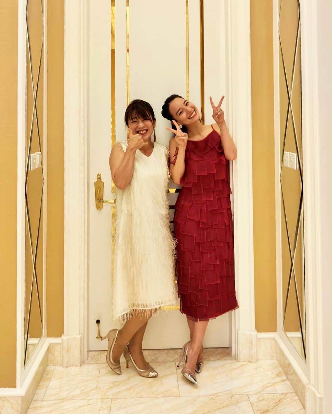 レイヤマダさんのインスタグラム写真 - (レイヤマダInstagram)「マカオライブ終演😊🇲🇴 ありがとうございました！  衣装は、ちょうど20年前にカンボジアのRafflesで買った思い出の一着🇰🇭 さつきさんと紅白コーデ🇯🇵 新里なつ子さんの流装も素敵！🐉  @piano.satsuki  @wynn.palace   #macau #live #マカオ #ライブ」7月25日 17時37分 - rayyamada_dayo