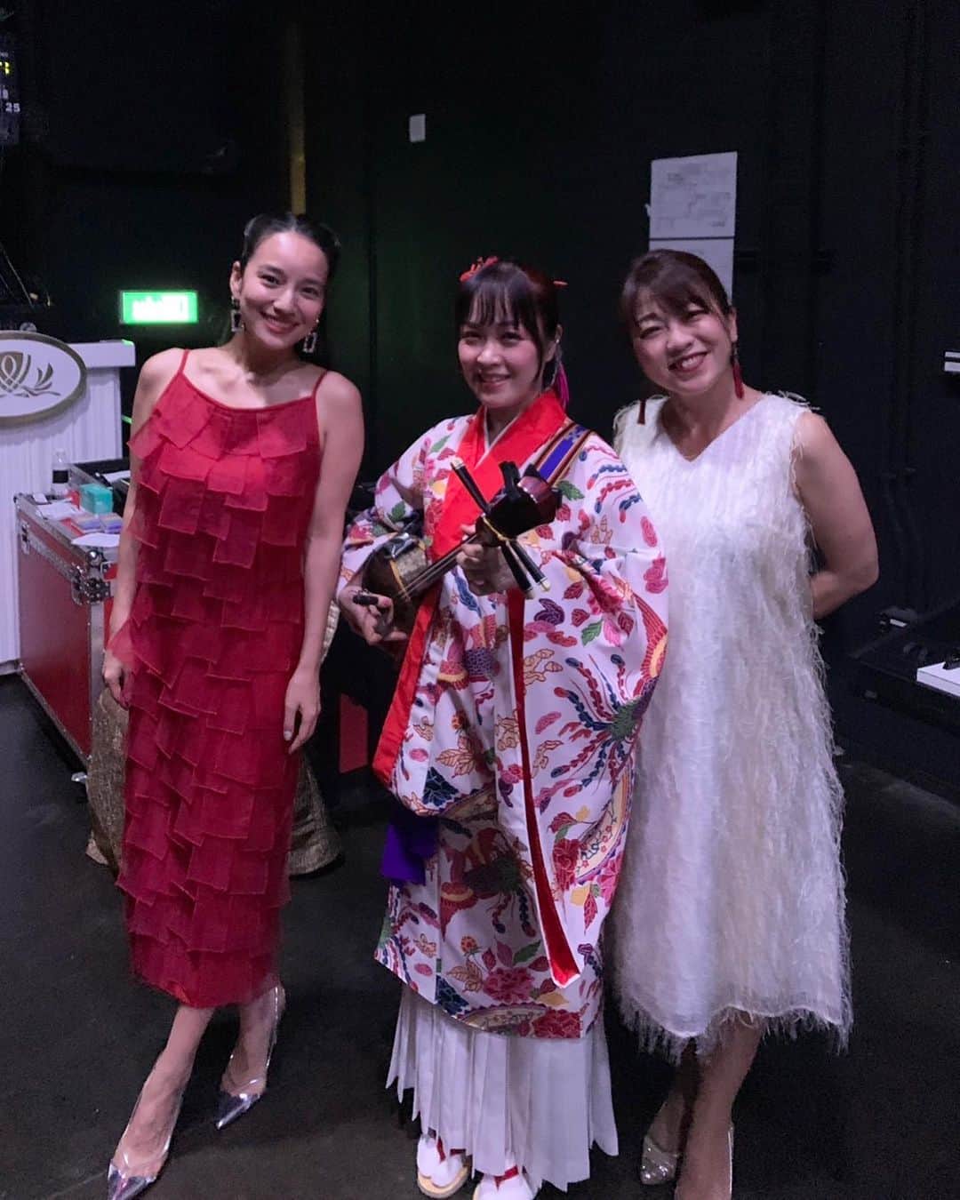 レイヤマダさんのインスタグラム写真 - (レイヤマダInstagram)「マカオライブ終演😊🇲🇴 ありがとうございました！  衣装は、ちょうど20年前にカンボジアのRafflesで買った思い出の一着🇰🇭 さつきさんと紅白コーデ🇯🇵 新里なつ子さんの流装も素敵！🐉  @piano.satsuki  @wynn.palace   #macau #live #マカオ #ライブ」7月25日 17時37分 - rayyamada_dayo