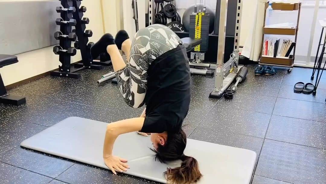 久本直美のインスタグラム：「倒立は首の筋肉💪も鍛える事が出来る✨ これからもモリモリトレーニング🏋️します💞  #筋トレ #パーソナルトレーニング #倒立 #体幹トレーニング」