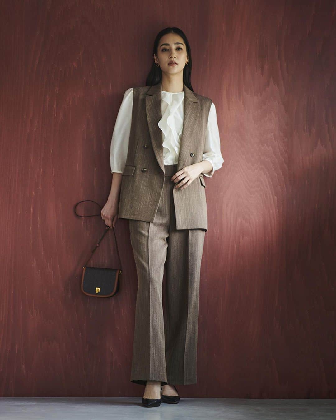 ロペのインスタグラム：「-AUTUMN LOOK VOL,1-  ⁡ 映画の幕が上がりここから物語は始まる・・・ フランス映画のワンシーンのような、今の時代を感じるエレガンスをテーマとした2023秋コレクション。 幕開け最初のシーン（コレクション）は、ROPÉシグネチャーアイテムのスカーフを主役としたカラフルで心踊るようなラインナップ。 ⁡ J'aDoRe JUN ONLINEでご購入いただけます。 ⁡ ⁡ ⁡ @rope_jp @jadorejunonline  #2023autumn #LOOK #SCARF #スカーフ #CinematicBourgeoisie #ロペ #ROPÉ #ropejp」