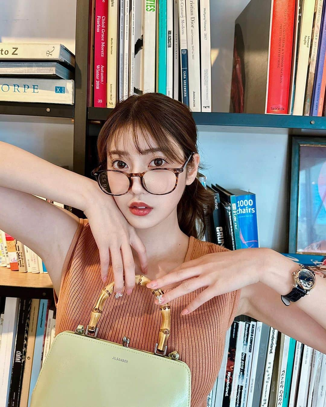 あべなつきさんのインスタグラム写真 - (あべなつきInstagram)「オフの日〜📚👓  最近、めがねにハマってます🥰 ゆるっとポニーテールして、ラフな日でした🌿  本がたくさんあって可愛いかったから、 友達が写真撮ってくれた〜。  パリジェンヌもしっかり毎月してもらってるから まつ毛もいい感じです🤍  #カフェ #めがね　#めがね女子」7月25日 17時49分 - i.am_natsuki_