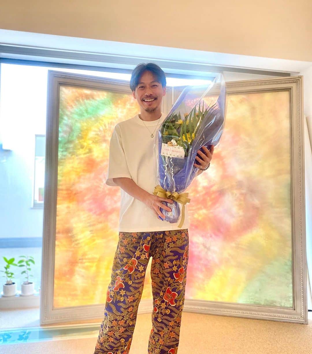 坂東工さんのインスタグラム写真 - (坂東工Instagram)「46歳になりました🤵🏻‍♂️🌹 また一つ歳を頂くことが出来ました🤝 ここ最近、さらにステキな人たちとの出会いが重なり、これからどうなっちゃうんだろう⤴️と、ワクワクが止まらない今日この頃です🌹 やりたいこと、やっていこうっと。 たくさん絵が描きたいなぁ🖼️  皆さんに感謝 スタッフに感謝 家族に感謝 ご先祖に感謝🙏 ありがたやありがたや🤵🏻‍♂️🌹  #誕生日」7月25日 17時42分 - takumimoriyabando