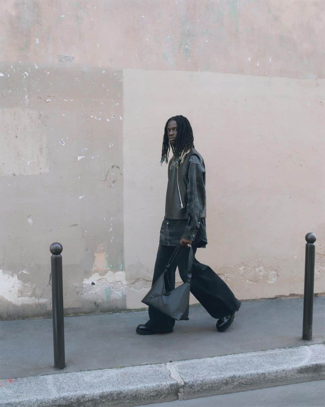のインスタグラム：「#MM6 Maison Margiela Autumn-Winter 2023 Avant-Première Collection.  Photographed by @louisethornfeldt & @mariathornfeldt」
